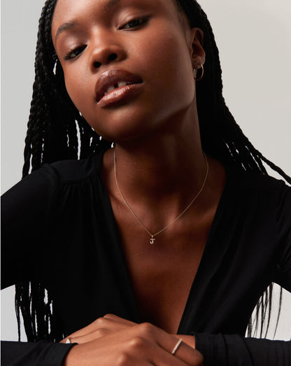 قلادة متدلية صغيرة مرصعة بالألماس بحرف من الذهب الخالص - حرف J | مطلية بالذهب الأصفر الخالص عيار 14 قيراط/ألماس